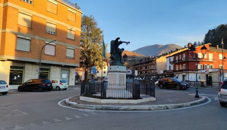 carsoli monumento piazza marconi imbrunire febbraio 2022